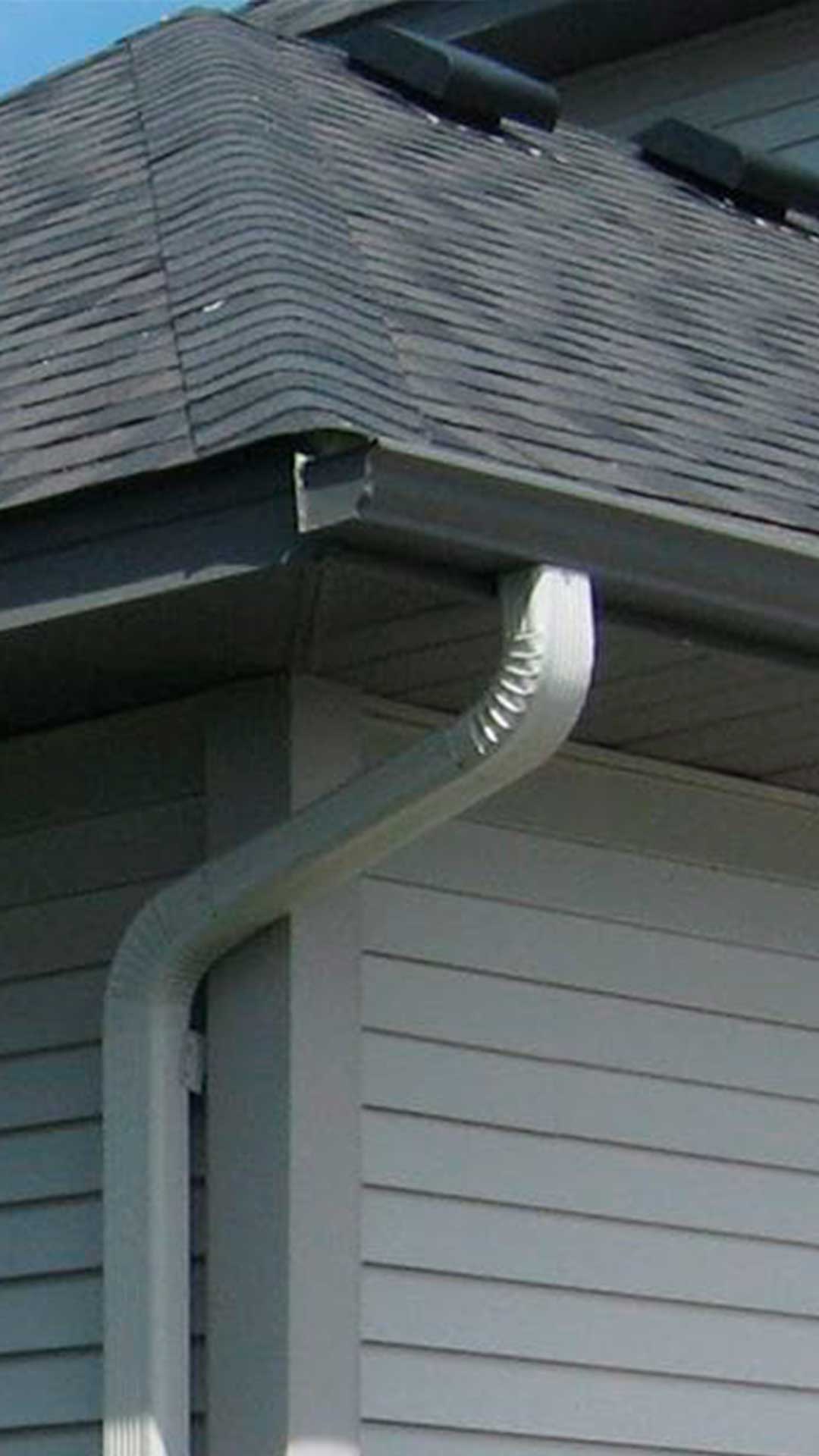 Seamless aluminum gutters repaired and re-hung on a Central New Jersey home by Middlesex Gutter Supply
